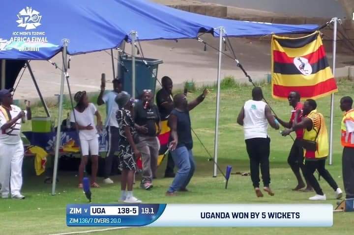 🚨 HISTORY FOR UGANDA CRICKET!!!! 🇺🇬 

یوگنڈا نے اپنی تاریخ میں پہلی بار کسی ٹیسٹ کھیلنے والے ملک کو شکست دی۔ انہوں نے ٹی ٹوئنٹی ورلڈ کپ افریقہ کوالیفائر میں زمبابوے کو 5 وکٹوں سے شکست  دے دی!! 👏

#Uganda I #Zimbabwe I #T20WorldCupQualifier I