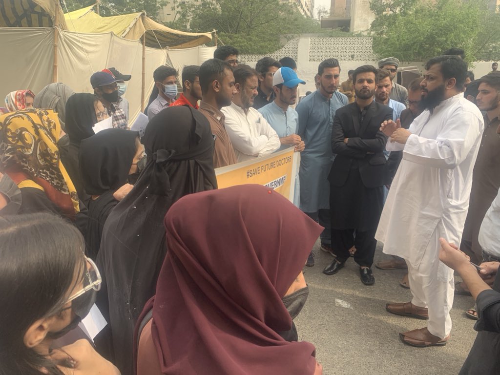 Batoolkhan43788's tweet photo. Our demands are simple:

-Cancel Result of Dow university. 

-Put Culprits Behind the bars as soon as possible. 
#werejectduhsresults

@SindhCMHouse @MaqboolBaqar @SindhGovtPk @SindhHealthDpt @CyberCrimeFIA  @BoLNews_Alert @ARYNEWSOFFICIAL @g https://t.co/kFZpU9pPWS