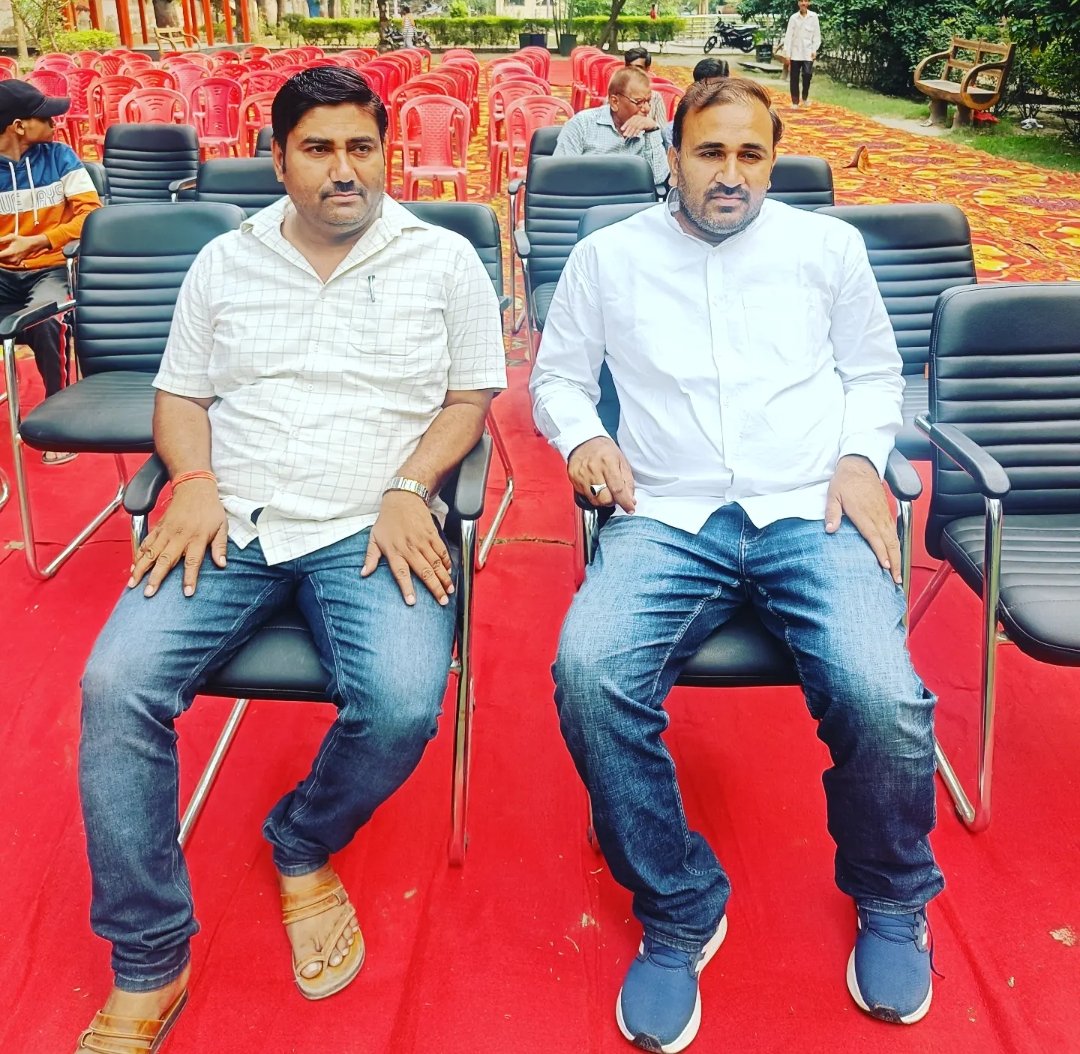सिखाया नही जाता की उड़ना कैसे है। जिनको मंजिल की तलाश होती है, वो खुद उड़ान भर लेते है 🎯