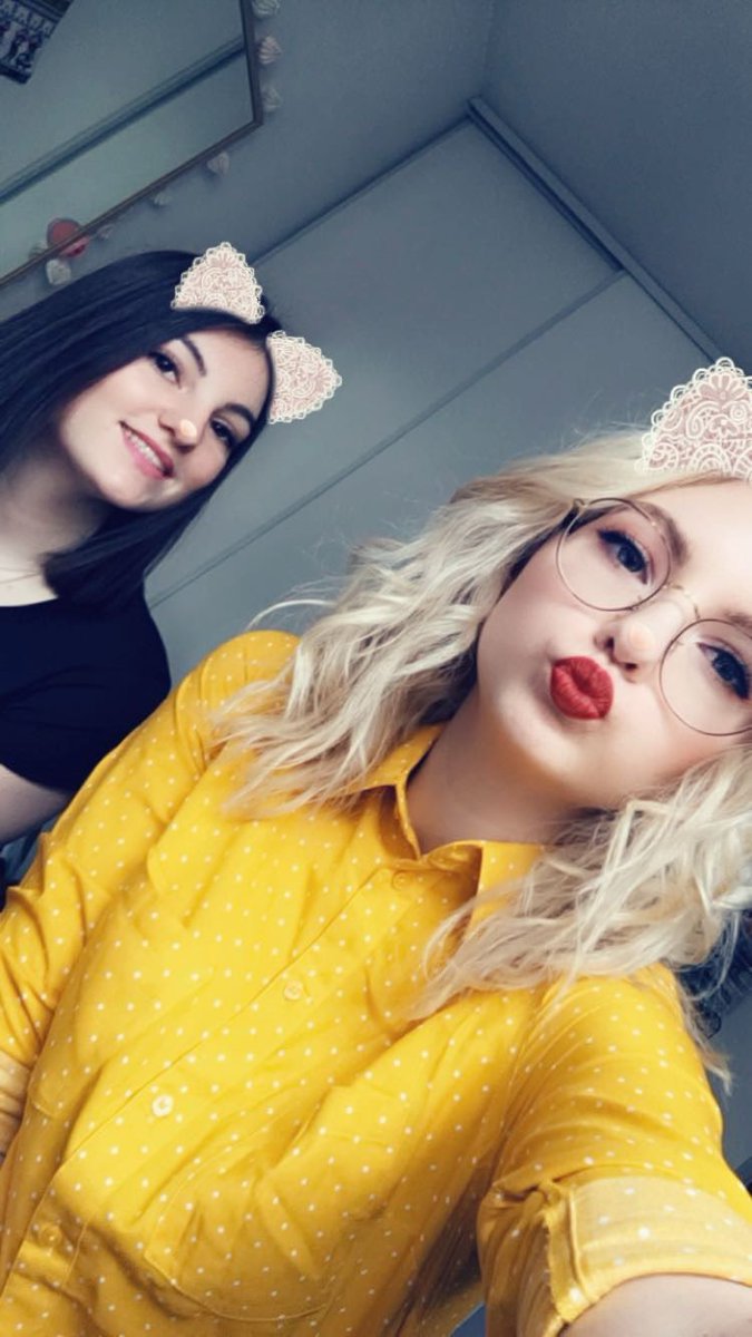 VegolasZer's tweet image. On se prend jamais en photos mais à la base on est la blonde et la brune 👀🫶