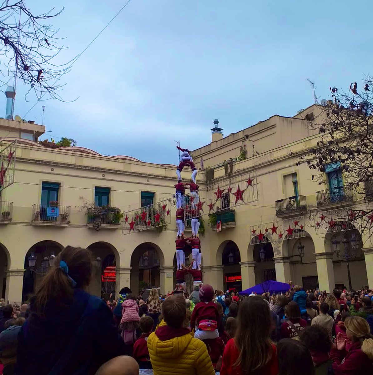 sapoconcho's tweet photo. Castell inèdit de la @jovedebarcelona a Plaça Masadas, 4 de 8 carregat i descarregat!!! ENHORABONA!!!
#FMLaSagrera #Mas4de8s #LaSagrera #castells #culturapopular https://t.co/TXFEhJH83s