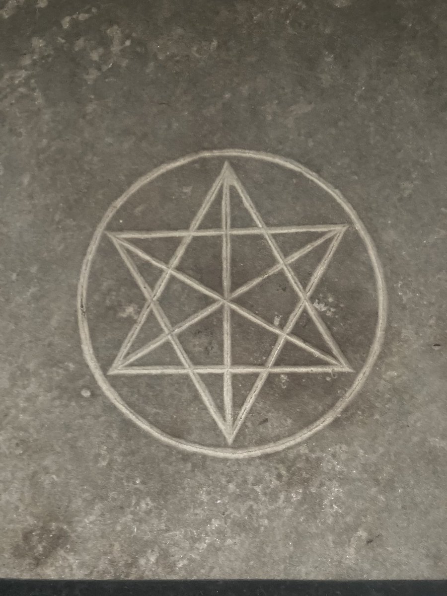 xoxode's tweet image. Dies ist im Eingangsbereich eines alten Hauses am Boden eingemeißelt. Weiß jemand was das heißen/bedeuten dürfte? #twittermagic