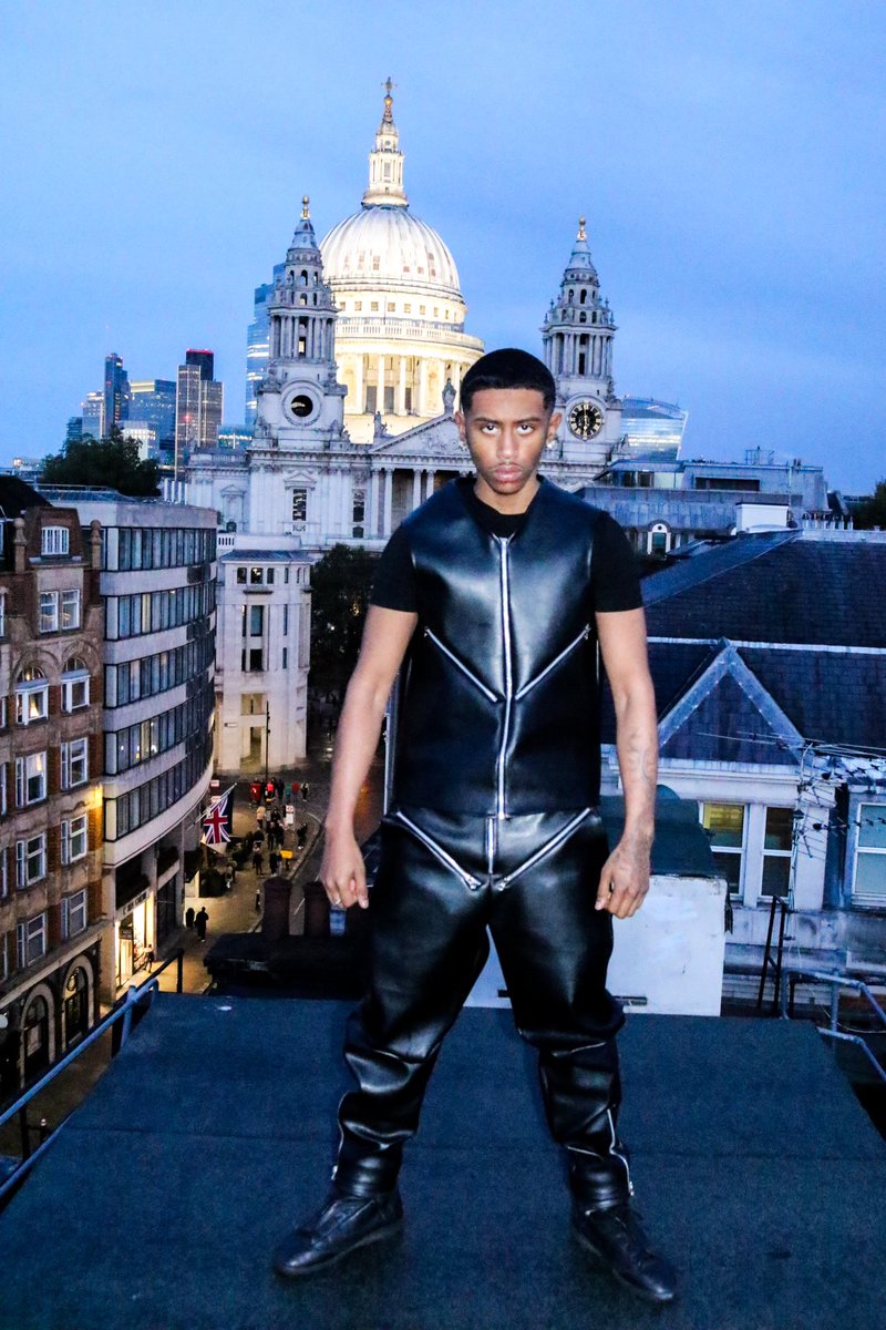 TejonLewis's tweet photo. 🦇🦇🦇 https://t.co/7DvwxdPBQN