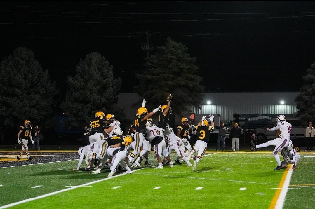HeyQuinniee's tweet photo. Football season is over... what to do now!?! Hell of a season St. Laurence! Special shout out to my Bro #9, a phenomenal player. You made history. Never give up, play every second as if its the last second of the game. Stay humble. Stay great. Stay driven!

#9 #hustlemotivation https://t.co/W7Ek0v3Ovk