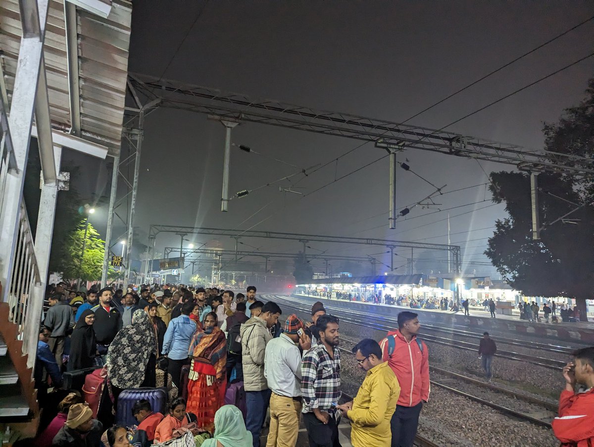 apnasultanpur's tweet photo. सुल्तानपुर रेलवे स्टेशन की अनदेखी 
14013 सदभावना एक्सप्रेस सुल्तानपुर से आनंद विहार प्रस्थान का समय 15:30 था अभी समय 9:30 PM हो गया है ट्रेन प्रस्थान का समय अभी तक रेलवे को ही कन्फर्म नही हो पा रहा है।7:30 PM हुआ फिर 9:30 और अब?
@RailMinIndia @RailwayNorthern https://t.co/5MzfztBbG6