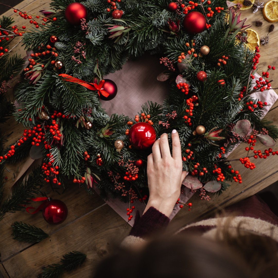 #Deckthehalls with your very own creation!🎄

Join our #ChristmasWreathWorkshops on Nov 30th (6:30 pm) or Dec 3rd (10 am). Tickets start at £65, including materials and festive flair. 🥂❤️

Visit salomons-estate.com/christmas-at-s… to find out more ⭐