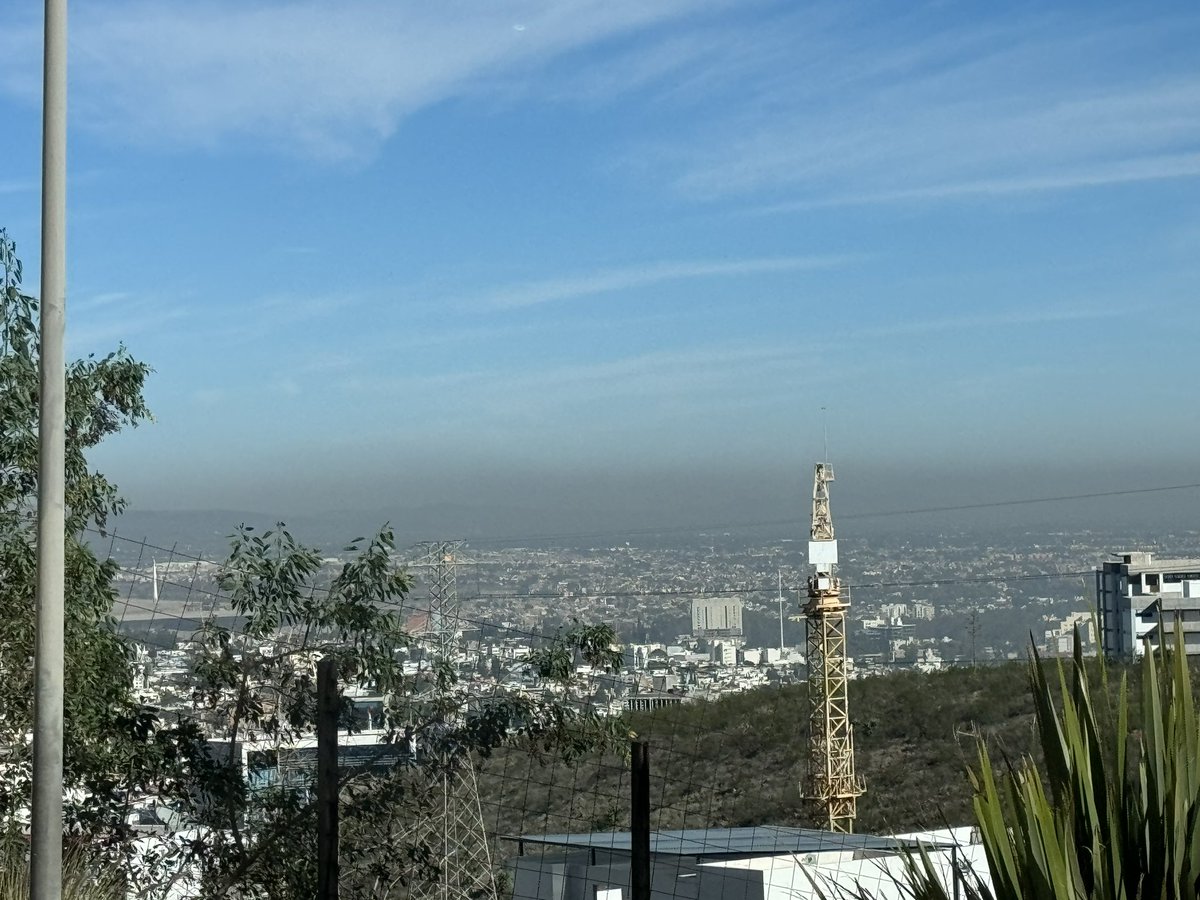 luisglozano's tweet photo. Amanecimos con esta contaminación atmosférica.. esa nata se ve fatal… y la @SEGAM_SLP del @GobEdoSLP de @RGC_Mx con su esclerosis ambiental… y sin funcionar la app para smartphones!!! 

Cuide su salud y la ecología, porque la Gallardía no lo hará… https://t.co/lVeFRWzn6t