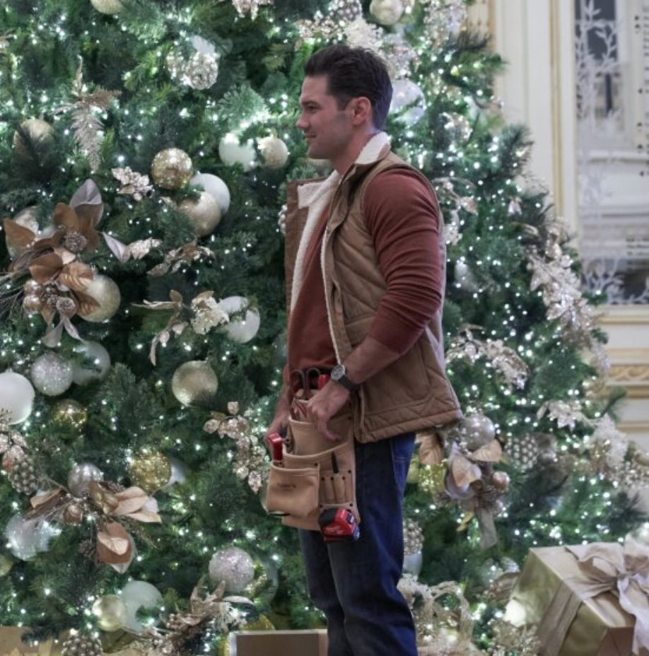MariaGrazia_mtl's tweet photo. It’s a happy Sunday FUNday with two @RyanPaevey Christmas movies on today 😃 
#HopeAtChristmas we get #SantaPaevey @noon on @hallmarkmovie 
#ChristmasAtThePlaza with decorator #NickPerrelli @2pm on @hallmarkchannel 
No matter what role Ryan plays he’s my favorite #hallmarkguy 😍 https://t.co/n4CTsLN5bW