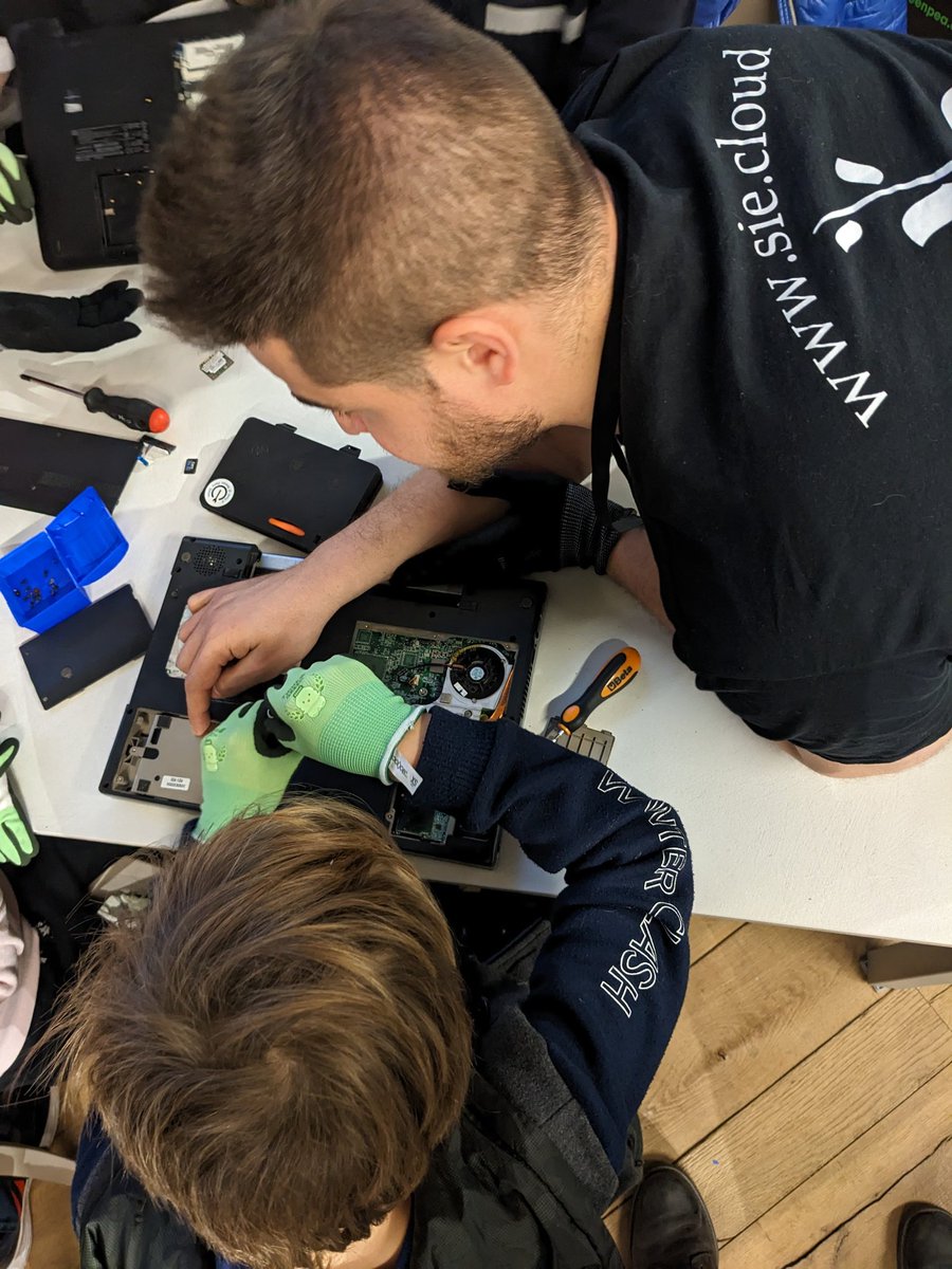 Fixers of the future! Restarters Torino are training young kids in taking apart old laptops, learning about components and reuse options. We need this everywhere!