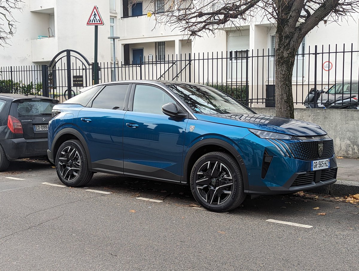 JJODRY's tweet photo. SCOOP : le nouveau #Peugeot 3008 déjà croisé au coin de la rue...

>>
https://t.co/uoytkdCB1w

@Peugeot @PeugeotFR @Stellantis @StellantisFR https://t.co/gyYJPtSA6g