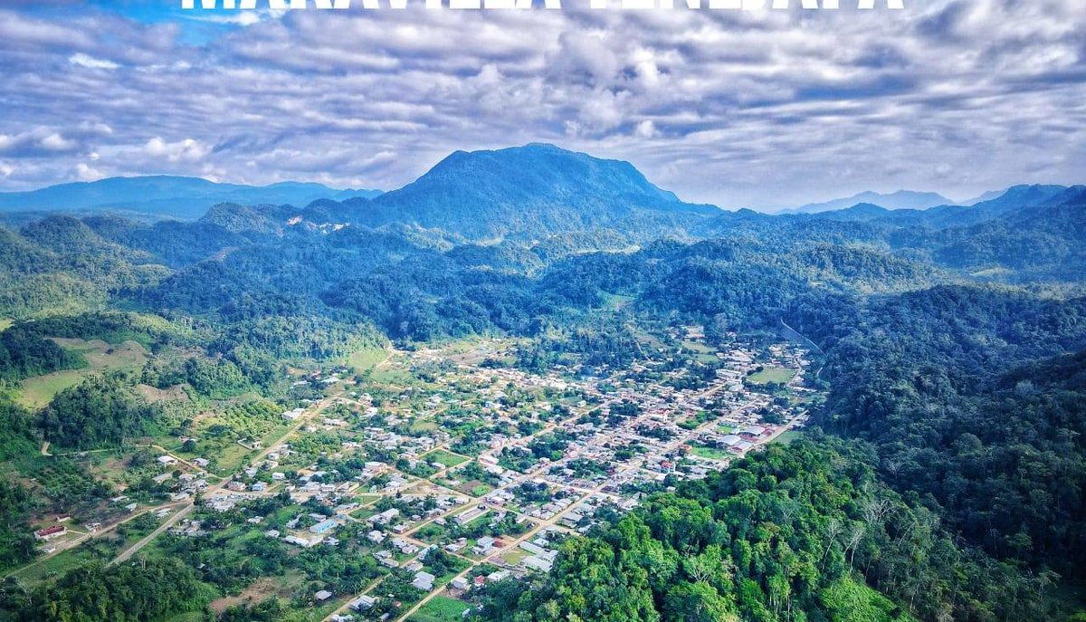 cosgaya_emilio's tweet photo. Les hablaré de algo grave que nunca se enterarían y ocurrió ayer en la noche en Maravilla Tenejapa, Chiapas, donde se encuentra el 15a CINE (compañía de infantería no encuadrada). Población que se encuentra sin señal de celular, aunque sí cuentan con internet.

Ayer el poblado de Maravilla Tenejapa fue atacado por hombres armados, abrieron fuego y quemaron casas, no se sabe a cuánta gente fue herida o asesinada.

Además del poblado también fueron atacadas las instalaciones militares y atacaron la unidad habitacional militar, donde viven las familias de los soldados. Tuvieron que resguardar a las familias en un edificio mientras los soldados contenían el ataque y derribaban los drones de los delincuentes.

No se ha confirmado pero hablan de muchos heridos y al menos un muerto dentro de la base militar. Los delincuentes además de drones usaron armas de gran calibre pues ya es normal para ellos tener cal. 50.
Los refuerzos llegaron en la madrugada y tardaron horas pues Maravilla se encuentra a 3 horas de Comitán y no habían aeronaves.