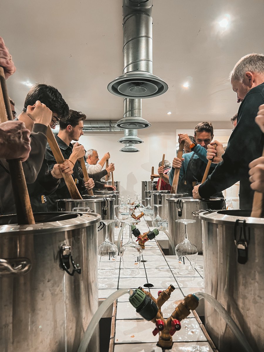 jouanito's tweet photo. 🍾 Vendredi champagne 
🍻 Samedi fabrication d’IPA
🧋 Dimanche café à Pigalle https://t.co/LIYkf78etN