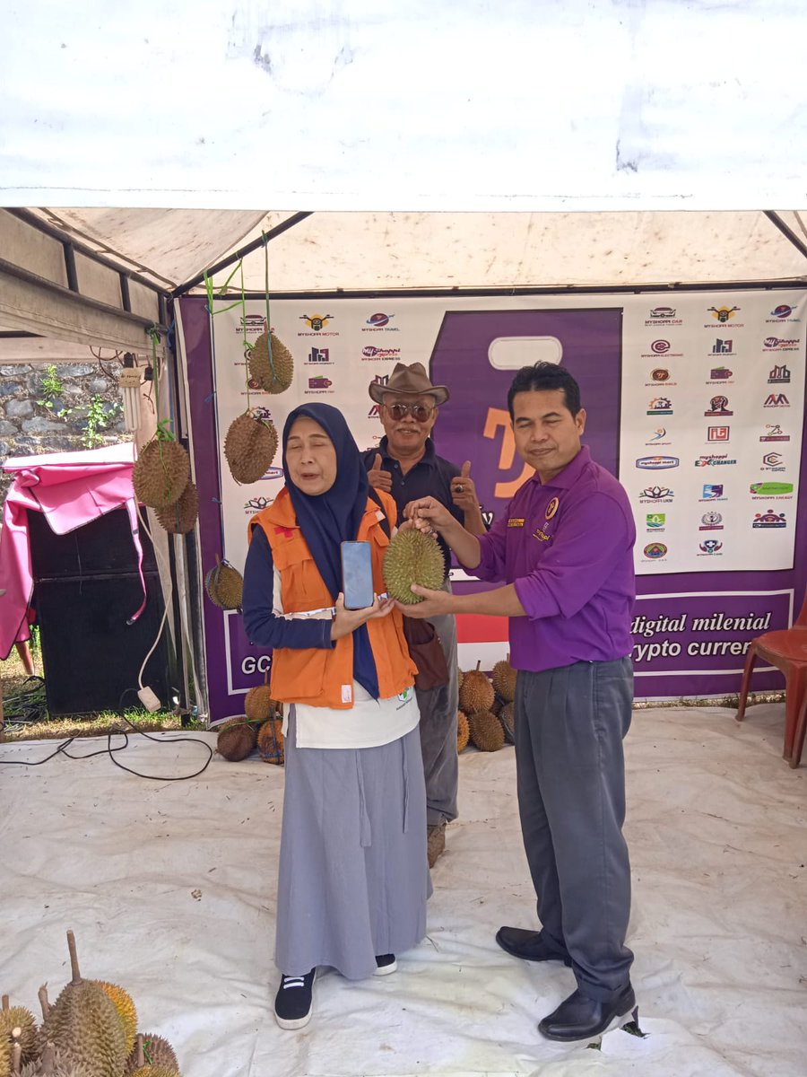 MyYunieyusuf519's tweet photo. Festival Durian Purbalingga. Indonesia.
Minggu. 26 November 2023.
Pengunjung stand @myshoppi yg tertarik dg penambangan koin Pi Network, mendapat hadiah durian.
Dan ada barter durian utk Pioneers lama yg sdh migrasi koinnya.
#incip
@PiCoreTeam
#PiNetwork
#PiCoin
#PiCoreTeam https://t.co/j7sEmEgisx