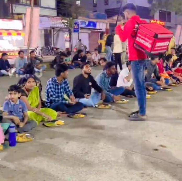 भंडारे में सब्जी अच्छी नहीं बनी थी, इसलिये zomato से मटर पनीर मंगा लिया है 😋