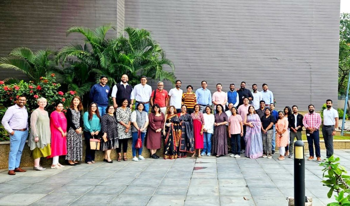 Prof_FiChambers's tweet photo. #ThePaintedSky curated the 20th #LearningLeague for senior executives from industries across Bangalore on Saturday in @MercedesBenzInd and hosted by @maheshmedhekar #CHRO
As part of this I led a #playshop to help participants to learn how to learn and to use pedagogies to unlock and reveal their internal creative processes.
@UCC @UCCSchoolofEd @CACSSS1
#designthinking #artthinking #unlearning #empathy