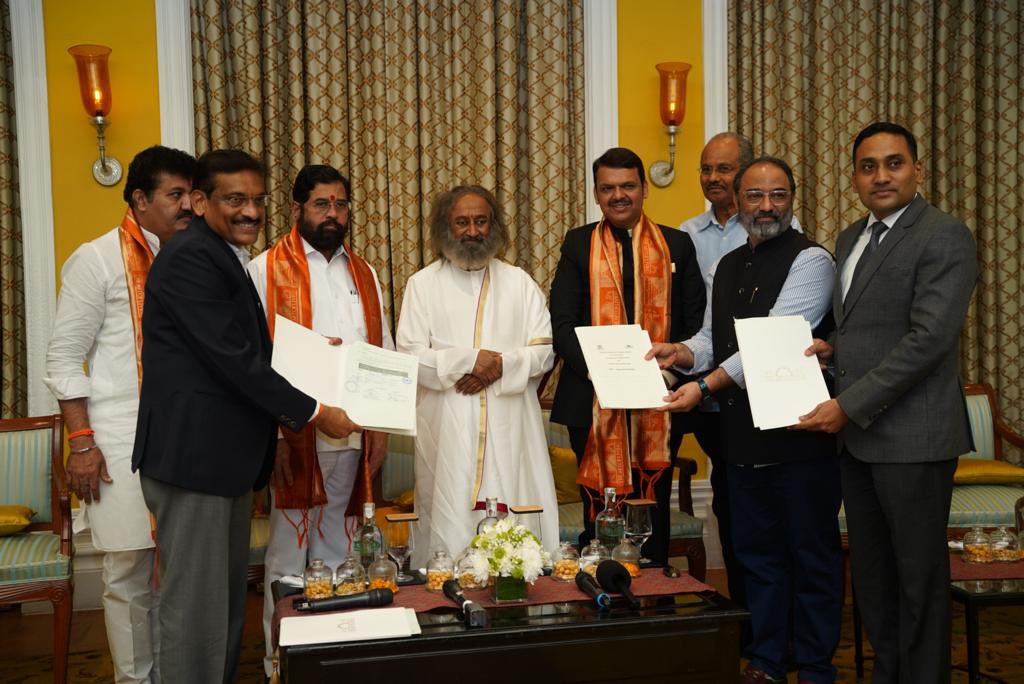 ArtofLiving's tweet photo. Government of Maharashtra signs two critical MOUs with Art of Living.
1. Natural Farming across 13 lakh hectares in Maharashtra.
2. Jal Yukta Shivar 2.0 across 85 tehsils in 24 districts across Maharashtra. 

The signing of the MOUs promises to restore the agricultural glory of the land.

@CMOMaharashtra @Devendra_office @dhananjay_munde @SanjayDRathods @SWCDepartment