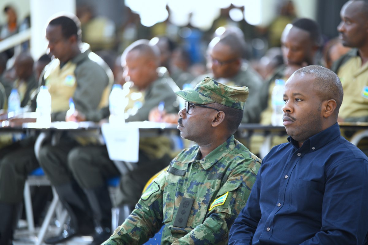 RwandaLocalGov's tweet photo. Mme @mskayisire yabasabye:
-Kumenya ifasi bayobora
-Gufatanya n’abaturage mu rugendo rw’iterambere rirambye no kubaka umuryango utekanye kandi ushoboye
-Gukemura ibibazo by’abaturage no gutanga serivisi nziza
-Gukurikirana ibikorwa na gahunda za Guverinoma bigenewe abaturage;
1/2 https://t.co/SzsquKGxW7
