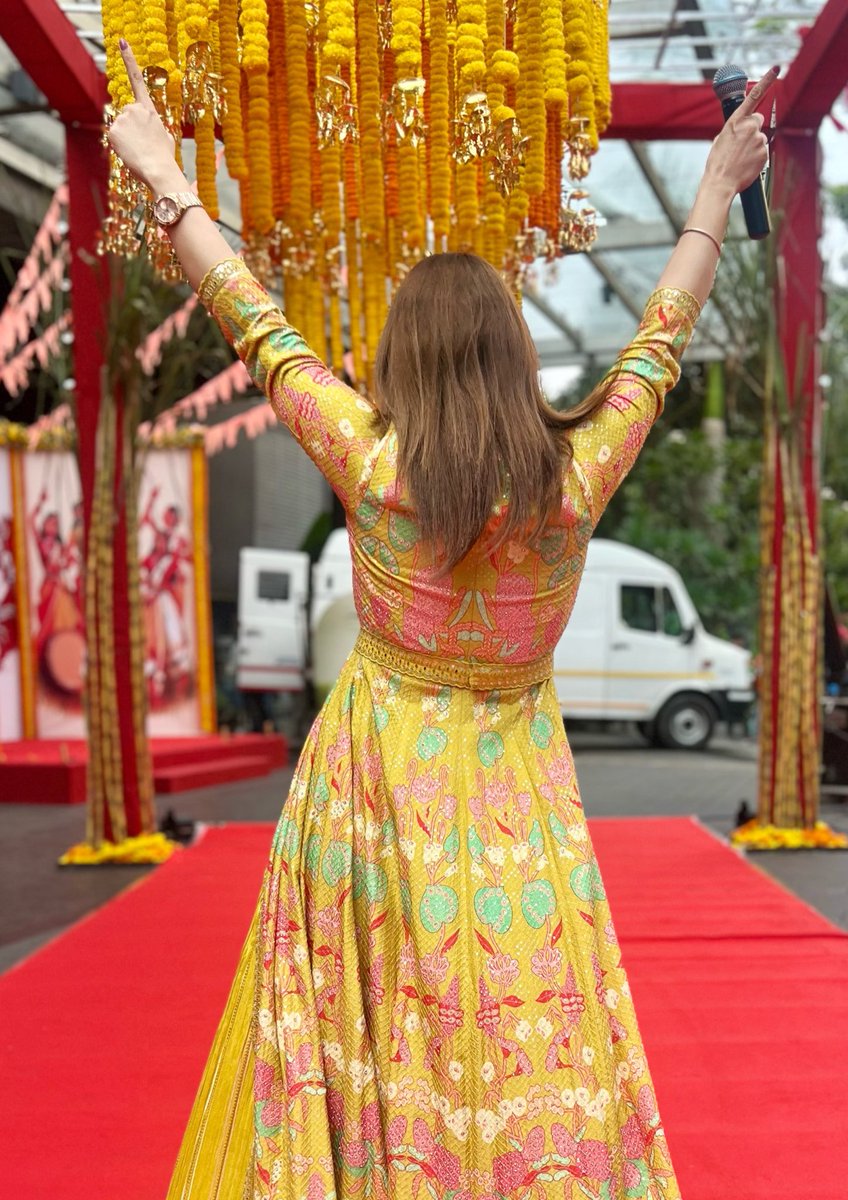 AnchorPiya's tweet photo. Destination Wedding Day 1 First Event #kolkata #anchorpiyasharma🎤 #welcome #colourful #yellowisthecolour #weddingceremony #weddinganchor #eventby @emeraldevents_nidhipoddar #look @studioamas #location @JWKolkata https://t.co/9DPWZdxRRM