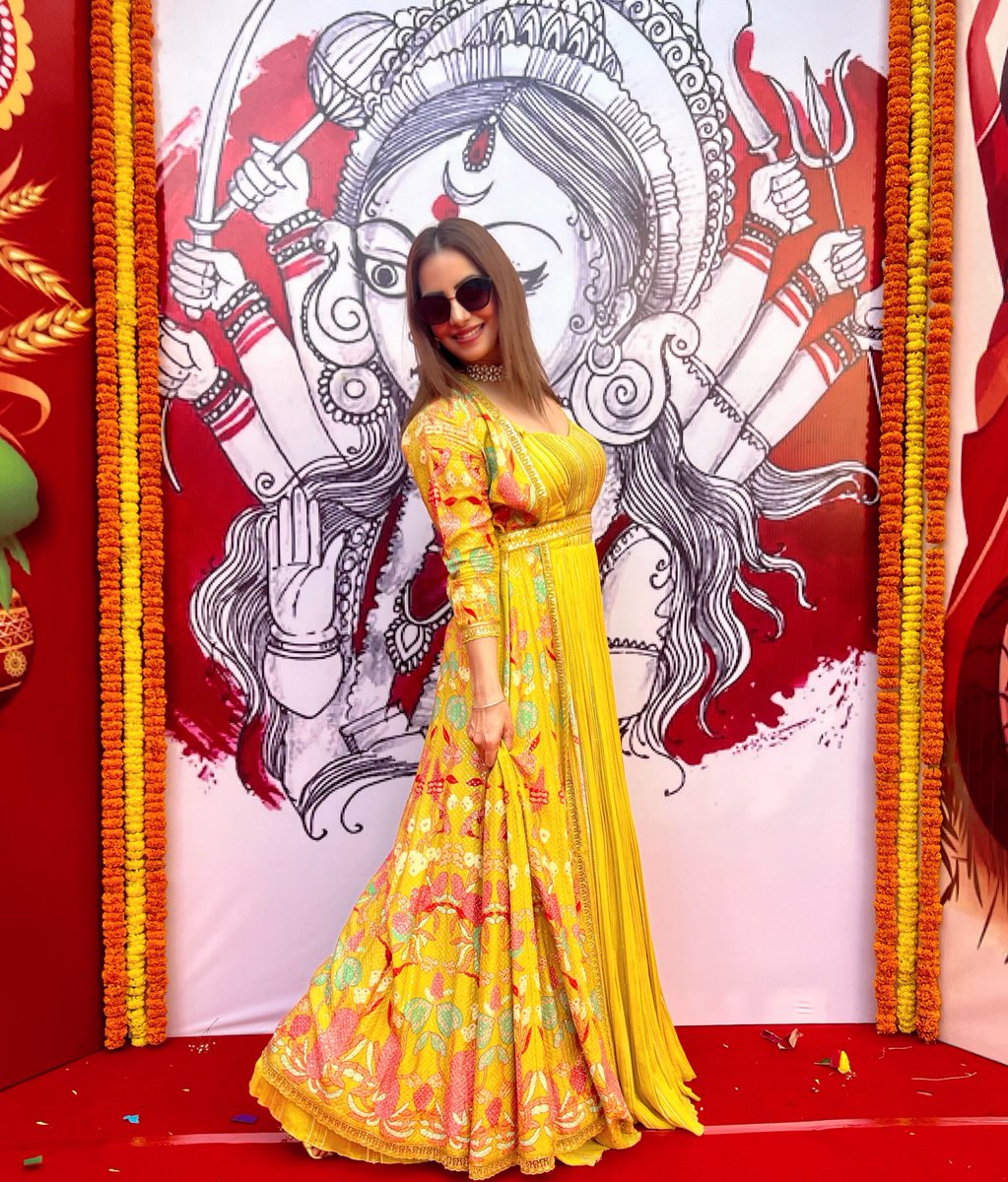 AnchorPiya's tweet photo. Destination Wedding Day 1 First Event #kolkata #anchorpiyasharma🎤 #welcome #colourful #yellowisthecolour #weddingceremony #weddinganchor #eventby @emeraldevents_nidhipoddar #look @studioamas #location @JWKolkata https://t.co/9DPWZdxRRM