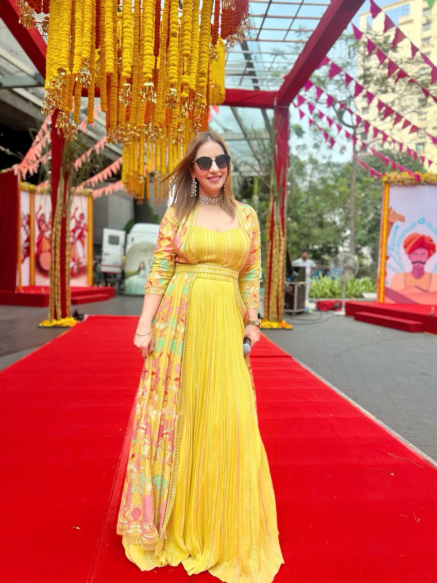 AnchorPiya's tweet photo. Destination Wedding Day 1 First Event #kolkata #anchorpiyasharma🎤 #welcome #colourful #yellowisthecolour #weddingceremony #weddinganchor #eventby @emeraldevents_nidhipoddar #look @studioamas #location @JWKolkata https://t.co/9DPWZdxRRM