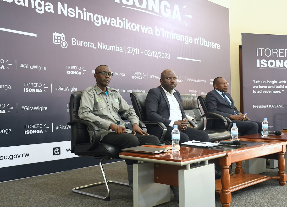 RwandaLocalGov's tweet photo. Mme @mskayisire yabasabye:
-Kumenya ifasi bayobora
-Gufatanya n’abaturage mu rugendo rw’iterambere rirambye no kubaka umuryango utekanye kandi ushoboye
-Gukemura ibibazo by’abaturage no gutanga serivisi nziza
-Gukurikirana ibikorwa na gahunda za Guverinoma bigenewe abaturage;
1/2 https://t.co/SzsquKGxW7