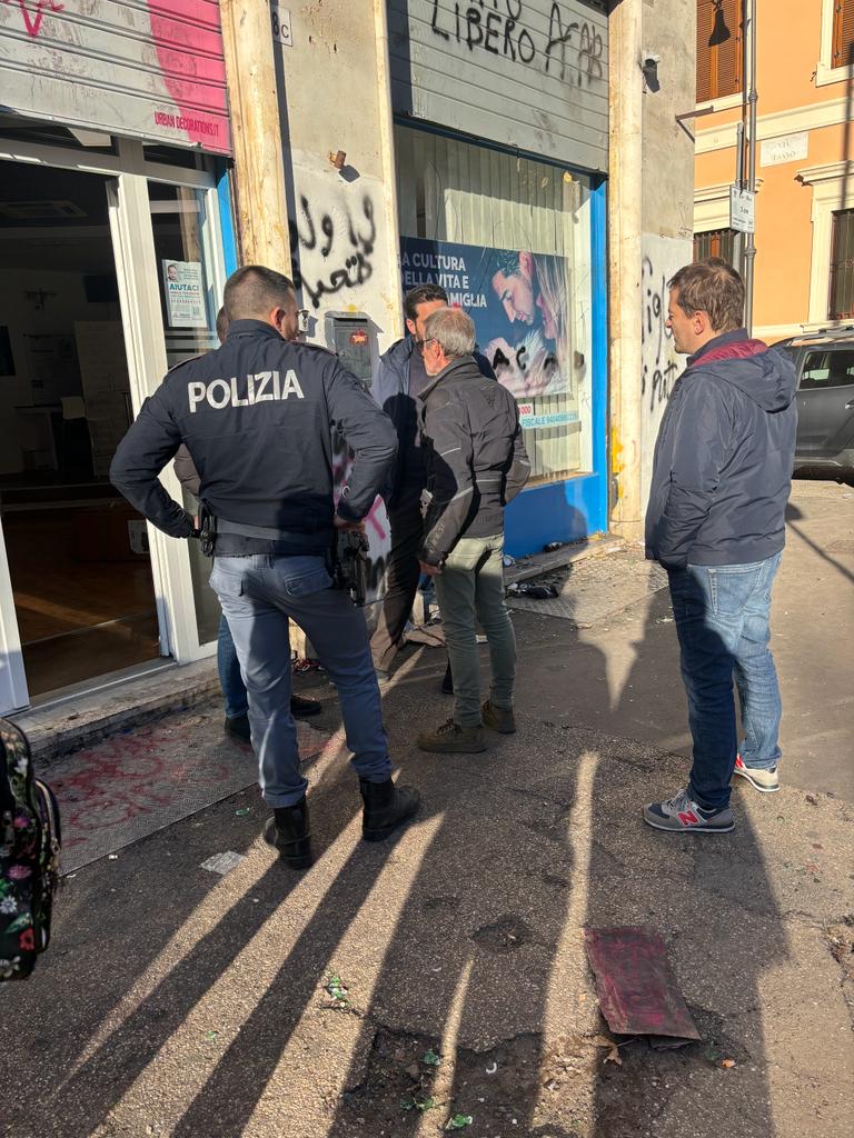 ProVitaFamiglia's tweet photo. Violenza Donne. #ProVitaFamiglia: Trovato marchingegno esplosivo dentro sede, terrorismo femminista

Roma, 26 novembre 2023

“Oggi, nel recarci presso la nostra sede dopo i violenti e criminali attacchi #transfemministi di ieri durante la manifestazione contro la violenza sulle donne, abbiamo rinvenuto un piccolo ordigno esplosivo dentro i nostri uffici, fortunatamente non entrato in funzione. 

Siamo sconvolti da questo vero e proprio atto terroristico, volto a intimidirci. Quanto accaduto tra ieri e oggi dimostra letteralmente l’ipocrisia dei movimenti femministi e transfemministi che hanno sfruttato i recenti fatti di cronaca per portare avanti un’azione intimidatoria contro la nostra onlus. 

Una violenza ancor più ingiustificata vista l’attività della nostra associazione: la tutela della vita dal concepimento alla morte naturale, la promozione della famiglia e la tutela della libertà educativa dei genitori. 

Ringraziamo le Forze dell’Ordine che sono prontamente accorse sul luogo mettendo in sicurezza la sede. Ancora più di ieri ci aspettiamo dal sindaco @gualtierieurope e dal segretario del Pd @ellyesse, che hanno partecipato alla manifestazione contro la violenza sulle donne, di prendere le distanze e condannare questi atti violenti e criminali. 

Li invitiamo a venire a trovarci e a vedere con i loro occhi la furia ideologica che, incurante della presenza della polizia, ha prodotto danni ingenti e solo per caso non ha trovato i nostri collaboratori presenti all’interno, che altrimenti sarebbe stati in serio pericolo. 

Quanto successo è un attacco non solo a noi ma alla libertà di pensiero e alla democrazia stessa, per questo rimanere in silenzio e non condannare il gesto significherebbe essere complici e avallare i gesti di questi criminali”. 

Così @jacopocoghe, portavoce di Pro Vita e Famiglia onlus.
