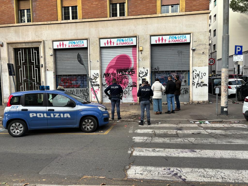 ProVitaFamiglia's tweet photo. Violenza Donne. #ProVitaFamiglia: Trovato marchingegno esplosivo dentro sede, terrorismo femminista

Roma, 26 novembre 2023

“Oggi, nel recarci presso la nostra sede dopo i violenti e criminali attacchi #transfemministi di ieri durante la manifestazione contro la violenza sulle donne, abbiamo rinvenuto un piccolo ordigno esplosivo dentro i nostri uffici, fortunatamente non entrato in funzione. 

Siamo sconvolti da questo vero e proprio atto terroristico, volto a intimidirci. Quanto accaduto tra ieri e oggi dimostra letteralmente l’ipocrisia dei movimenti femministi e transfemministi che hanno sfruttato i recenti fatti di cronaca per portare avanti un’azione intimidatoria contro la nostra onlus. 

Una violenza ancor più ingiustificata vista l’attività della nostra associazione: la tutela della vita dal concepimento alla morte naturale, la promozione della famiglia e la tutela della libertà educativa dei genitori. 

Ringraziamo le Forze dell’Ordine che sono prontamente accorse sul luogo mettendo in sicurezza la sede. Ancora più di ieri ci aspettiamo dal sindaco @gualtierieurope e dal segretario del Pd @ellyesse, che hanno partecipato alla manifestazione contro la violenza sulle donne, di prendere le distanze e condannare questi atti violenti e criminali. 

Li invitiamo a venire a trovarci e a vedere con i loro occhi la furia ideologica che, incurante della presenza della polizia, ha prodotto danni ingenti e solo per caso non ha trovato i nostri collaboratori presenti all’interno, che altrimenti sarebbe stati in serio pericolo. 

Quanto successo è un attacco non solo a noi ma alla libertà di pensiero e alla democrazia stessa, per questo rimanere in silenzio e non condannare il gesto significherebbe essere complici e avallare i gesti di questi criminali”. 

Così @jacopocoghe, portavoce di Pro Vita e Famiglia onlus.