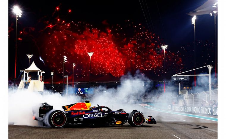 Cadena3Motor's tweet image. ⚠️ @F1 
➡️ #Round23🇦🇪

Fórmula 1: Verstappen ganó y festejó a lo grande su temporada más dominante. Los detalles aquí👇🏿
cadena3.com/noticia/carrer…

Seguí @Cadena3Motor 
Te lo cuenta💻📲🎙️
@Cadena3Com