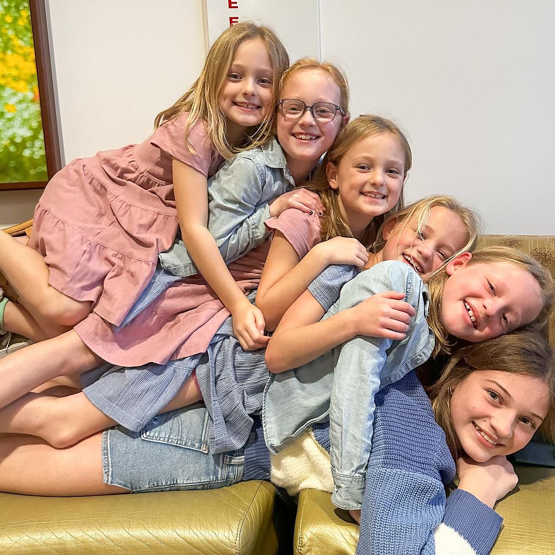 DiscoveryHHBR's tweet photo. Eu sou do tempo que as Busby’s estavam aprendendo a andar! Quem também está se sentindo mais velha? 🫣💖
📷: @dbusby
#DiscoveryHH #DiscoveryHHBR #OsBusbys #OutDaughtered https://t.co/ws9iAD7d37