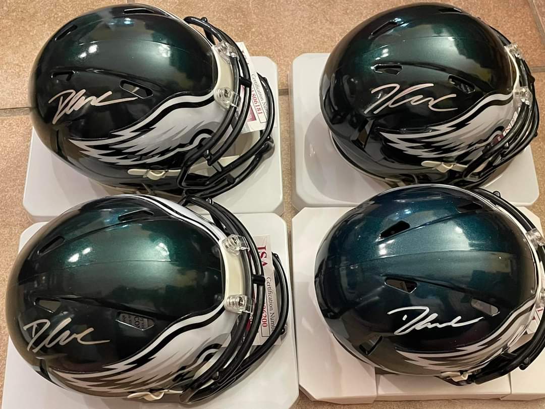 🏈🚨GAME DAY GIVEAWAY!!🚨🏈
Signed Swift Mini Helmet.
2 things to do in order to be elligible to win:
1. You must be following this account
2. You must retweet this.

Free shipping to the winner.