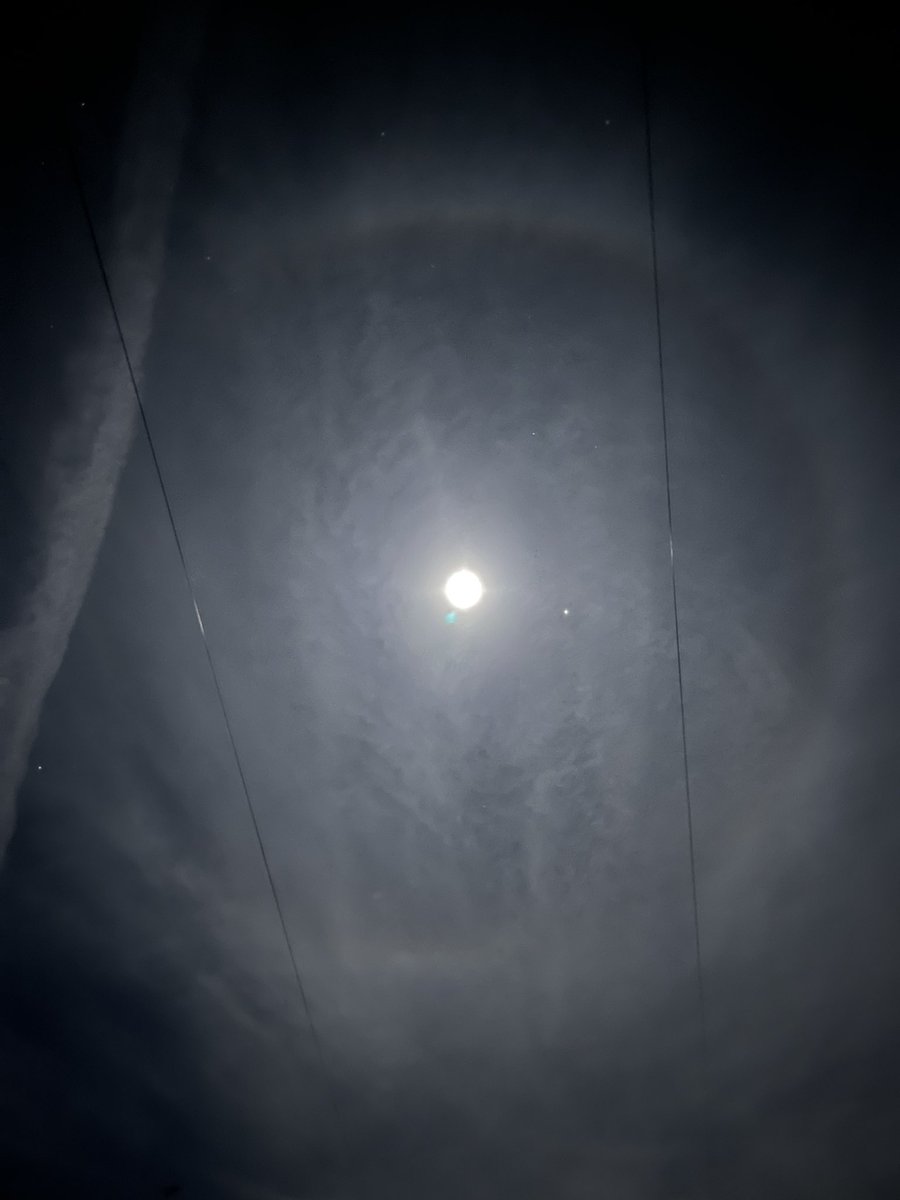 NikkiClarkey's tweet photo. Lasts night halo around the moon! 
Created by ice particles and the reflection of the light to give the optical illusion in the sky 🌝 #Winter_magic_2023 https://t.co/jbQ4VcJ5CC