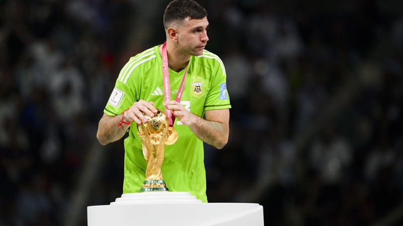 AVFCVillano's tweet photo. Emiliano Martinez

Better than Alisson
Better than Ederson
Better than Onana 
Better than Oblak
Better than Courtois
Better than Ter Stegen
Better than Neuer
Better than Kobel
Better than Donnarumma
Better than Maignan 
Better than Bounou

The BEST goalkeeper on the planet

#AVFC https://t.co/62t3QJ4t5y