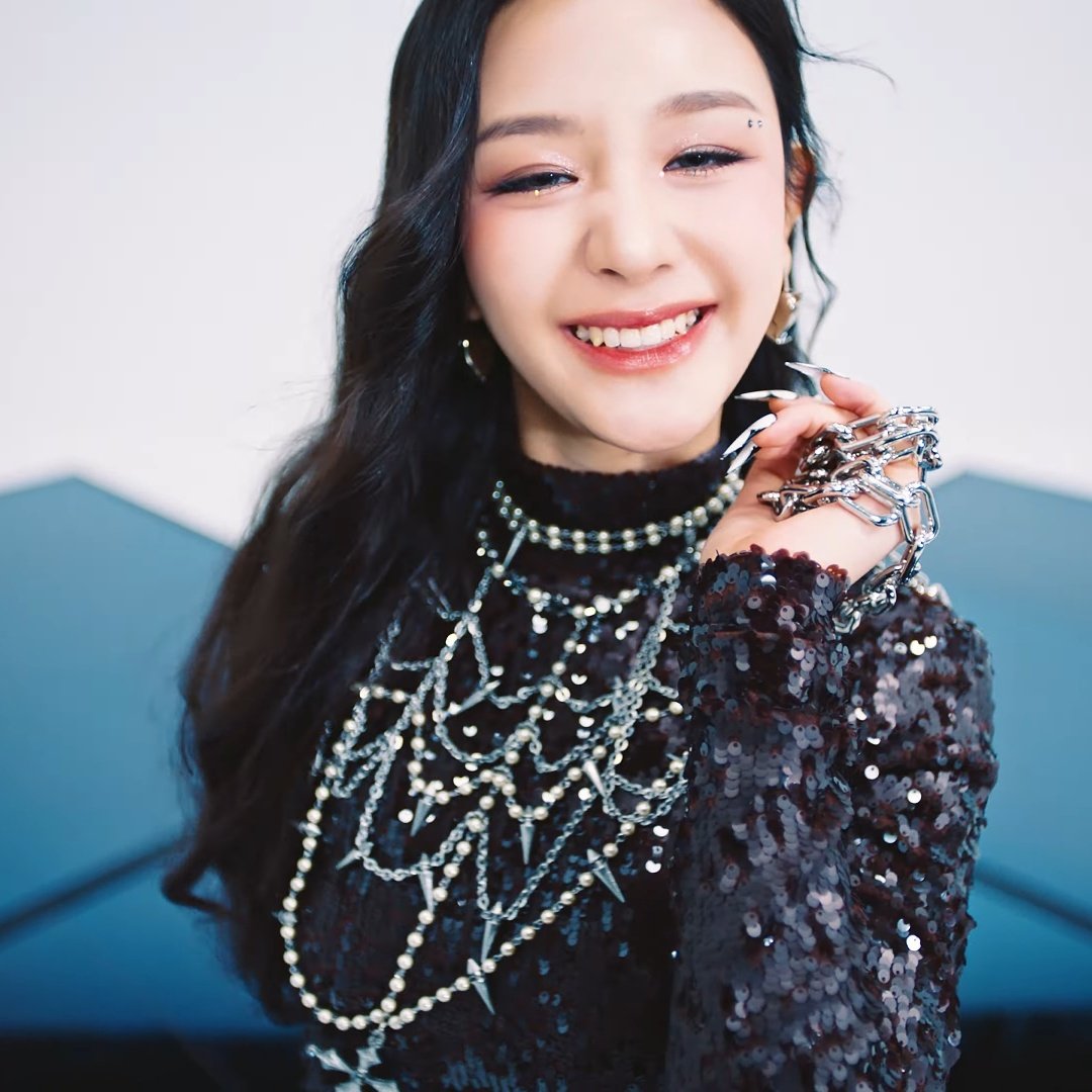 viraltakes's tweet photo. PHARITA of BABYMONSTER in the music video for Batter Up. https://t.co/Abr7KCNZyA