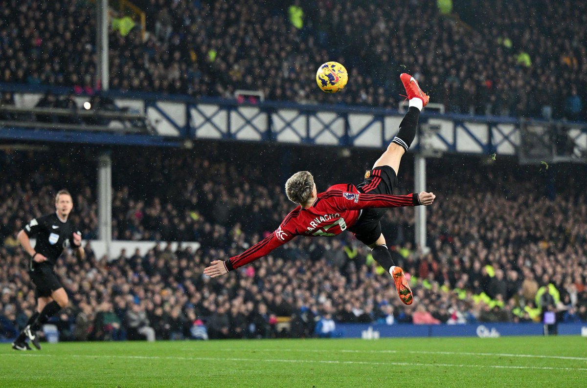 Sharan_R94's tweet photo. What a stunning overhead goal from @agarnacho7. Shades of Rooney against City! #EVEMUN https://t.co/IqL9irXdlZ
