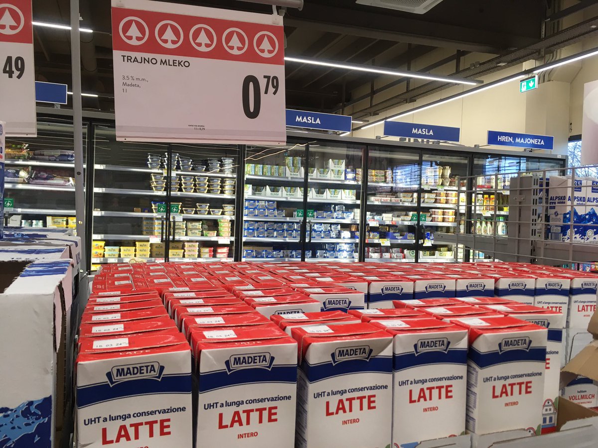 Lublan_SI's tweet photo. Jihočeské mléko v lublaňském supermarketu. Třeba to něco znamená, nebo taky ne 😉 https://t.co/gHeRxdkF8c