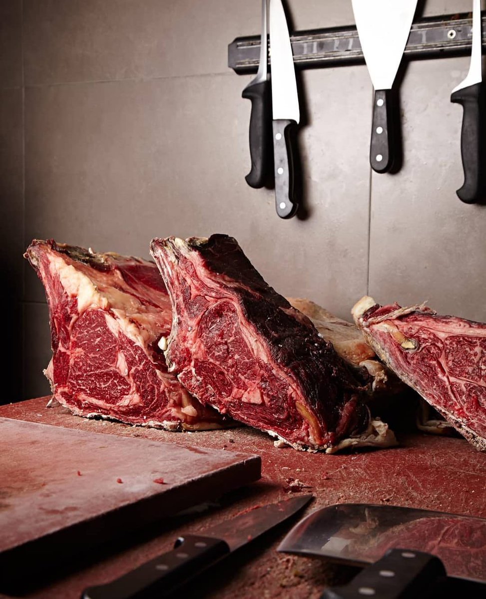 MisterEspeto's tweet image. Feliz por anunciar la publicación de la segunda edición de 'Templos del Producto', el homenaje a los últimos bastiones del producto que publicamos hace cinco años. Esta nueva edición se presenta con idénticos contenidos, gran formato y tapa blanda. Más info en Instagram. @Matoses