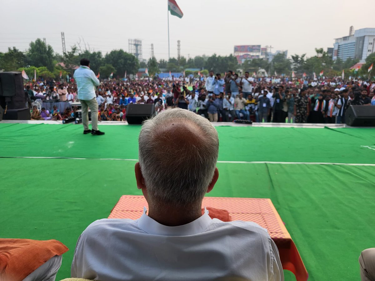 तेलंगाना में भाजपा अपने दोनों “बच्चों” के भविष्य को लेकर चिंतित है.

कांग्रेस की यहाँ गजब लहर चल रही है. जनता का कहना है कि लुटेरों ने जितना लूटा है सबका बदला लिया जाएगा.

कांग्रेस यहाँ पर भी पूर्ण बहुमत के साथ सरकार बना रही है.

आज तेलंगाना के करीमनगर में आयोजित आमसभा को संबोधित