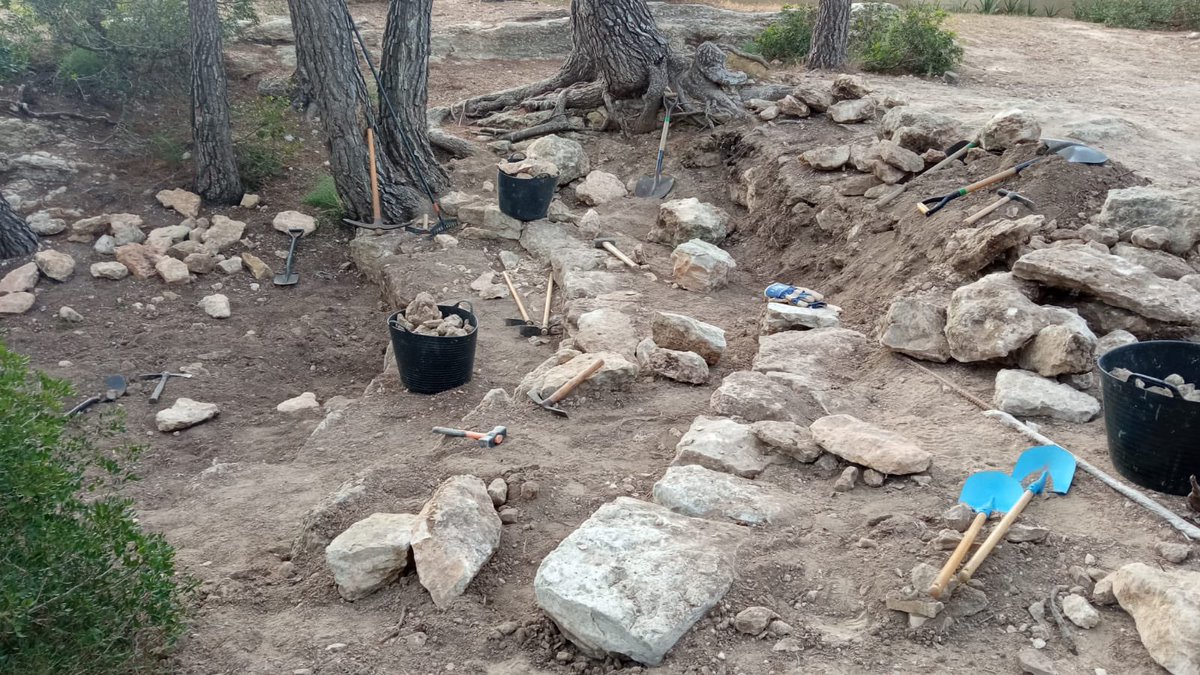 D’aquest espai del bosquet en diem amfiteatre on pugem quan necessitem debatre temes importants, quan ens volem trobar per arribar a acords en un espai diferent al de l’aula. L’havíem d’arreglar i aquest cap de setmana amb l’ajuda de #pedrasecagarraf i les famílies ho hem fet 🙌🏻