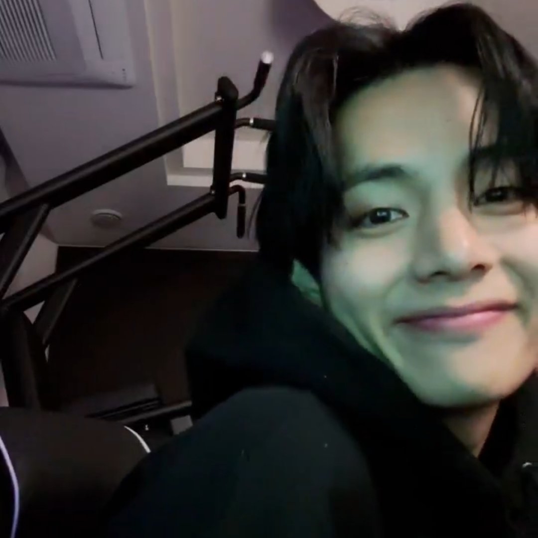 Team7Paradise's tweet photo. Traducción al Español del Weverse Live de #Taehyung (11.26.2023)

Título: yo

🐻: Me corté el cabello~
Comentarios de hobi
🐿️: yo
🐿️: Nuestro Taehyungie sigue viéndose guapo (escrito lindamente) 
🐻: hm~ qué pasa~, ¡hobi hyung está aquí!, ya lo ví. + https://t.co/2qu6vwkLKS