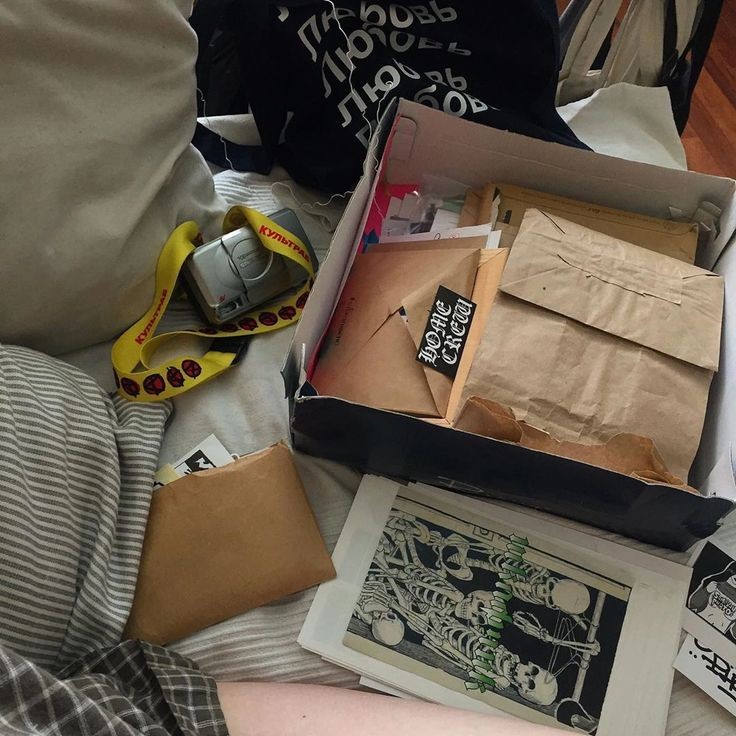 MangetsuArata's tweet photo. Entah ... kenapa aku masih membawa pulang semua ini? Hahaha, bodoh. Kembali, ingatan buruk itu melintas di otakku. Semua hal tentangnya memang menyakitkan. 

Alias woi, gue lelang barang dari mantan. Atau gratis aja dah, yang mau silahkan ping gue. https://t.co/jPeM5w9x2m