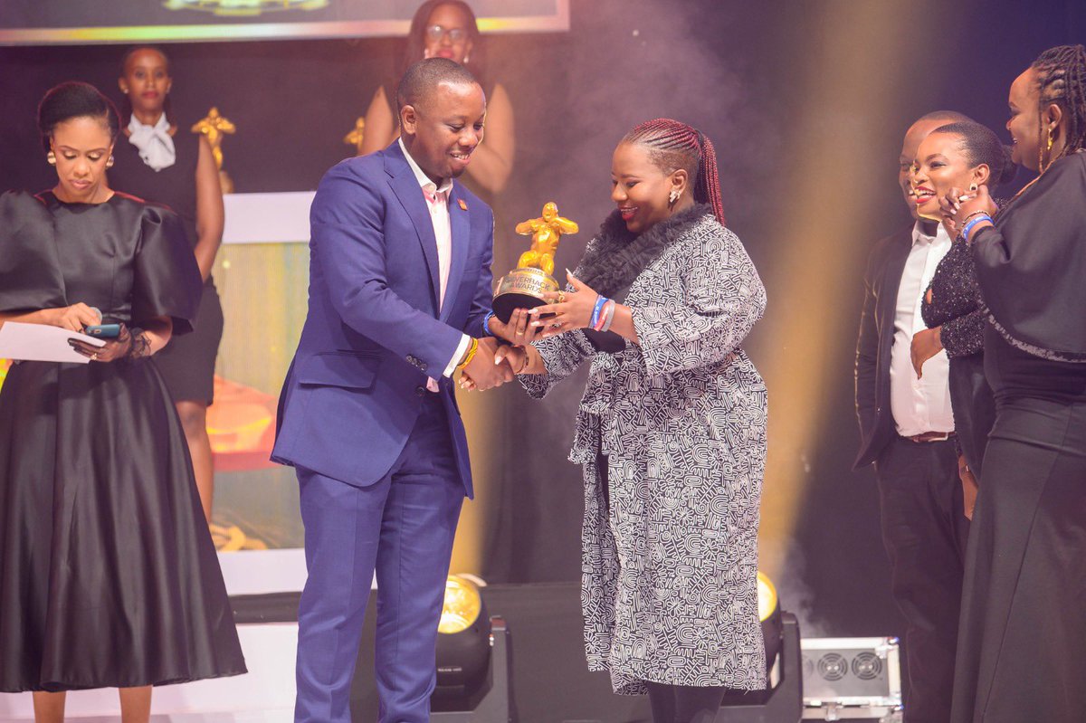 phos_creatives's tweet photo. Thank you, God, mentors, fellow marketers, &amp; advertisers, the team at @CoCreate_Today, and my family. 
This Marketer of the Year win is for us! 
This win is for those of us who grind in silence. 
This win is for everyone who chooses to never give up. 
#SilverbackAwards23 https://t.co/8LW25OGmnm