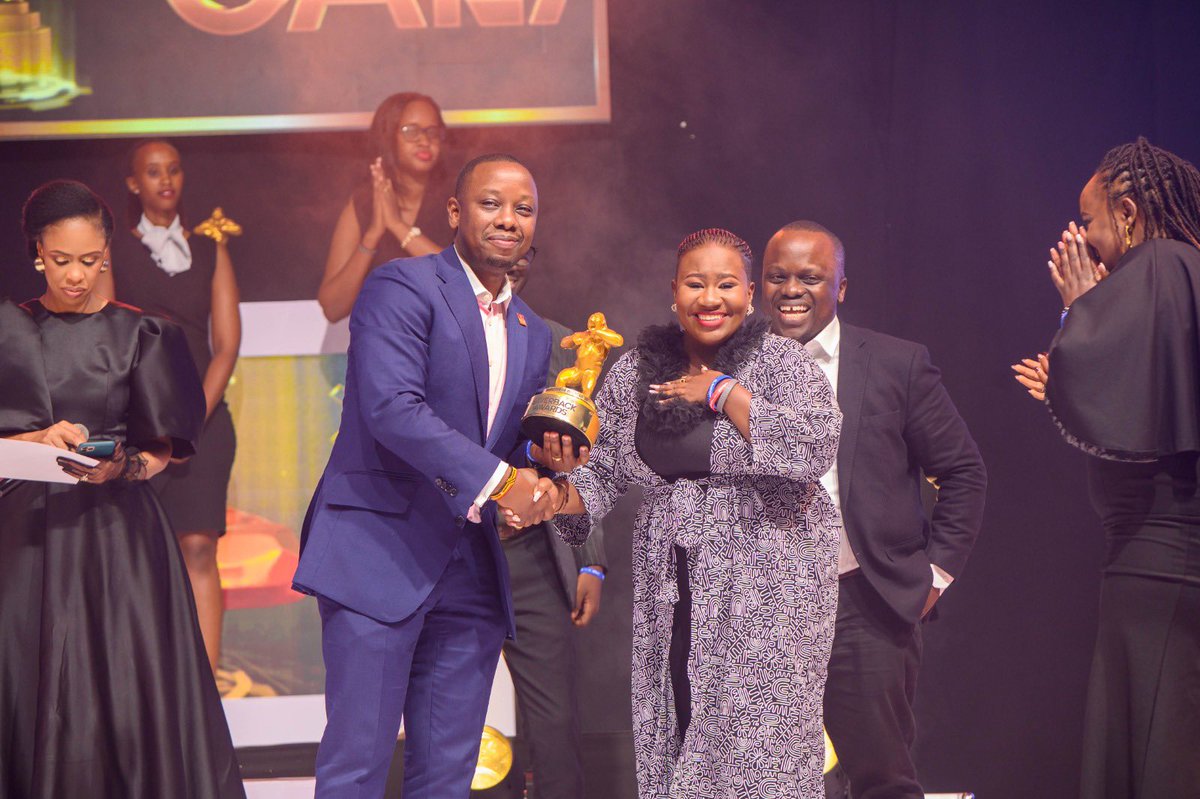 phos_creatives's tweet photo. Thank you, God, mentors, fellow marketers, &amp; advertisers, the team at @CoCreate_Today, and my family. 
This Marketer of the Year win is for us! 
This win is for those of us who grind in silence. 
This win is for everyone who chooses to never give up. 
#SilverbackAwards23 https://t.co/8LW25OGmnm