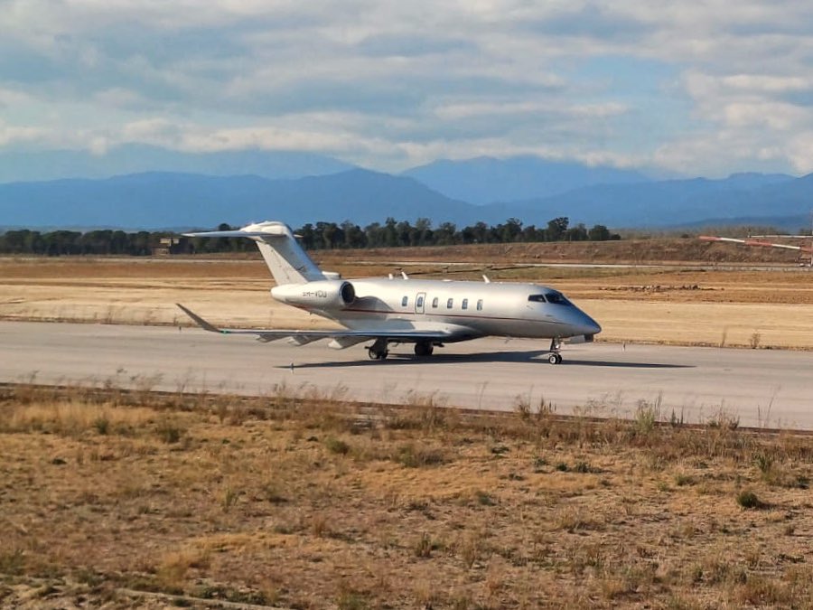 paumoyam's tweet photo. Avui el 9H-VCU rodava cap a la capçalera de la 19 de l’Aeroport de Girona. Abord l’Andreas, el meu company de type rating del Challenger 350😎 https://t.co/Qj5OoGEmqp
