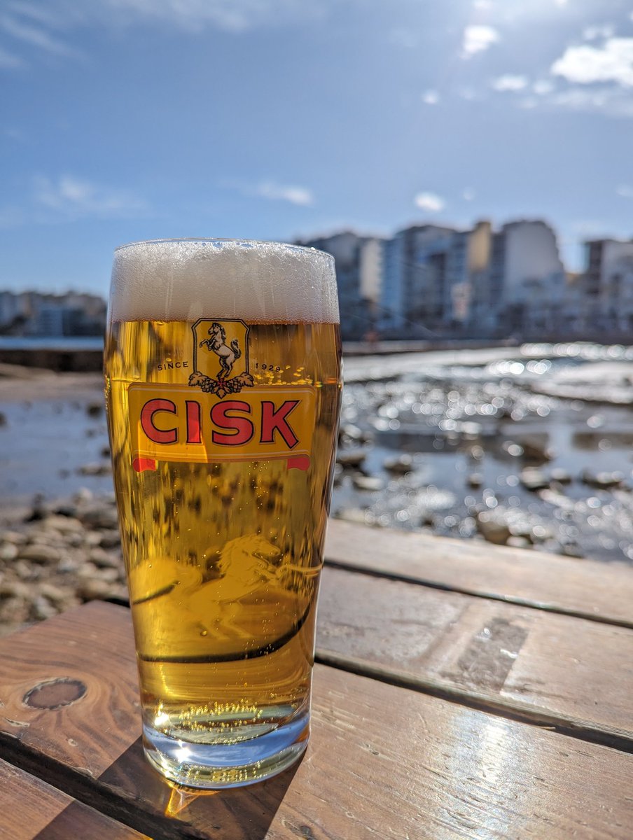 kcebolf's tweet photo. Sonntagsbier am Meer in Spinola Bay 🇲🇹 in der Sonne ☀️ die Bar spielt seit ner Stunde Moby 🤩 das Leben ist schön 🎈 https://t.co/oAf480PLNZ