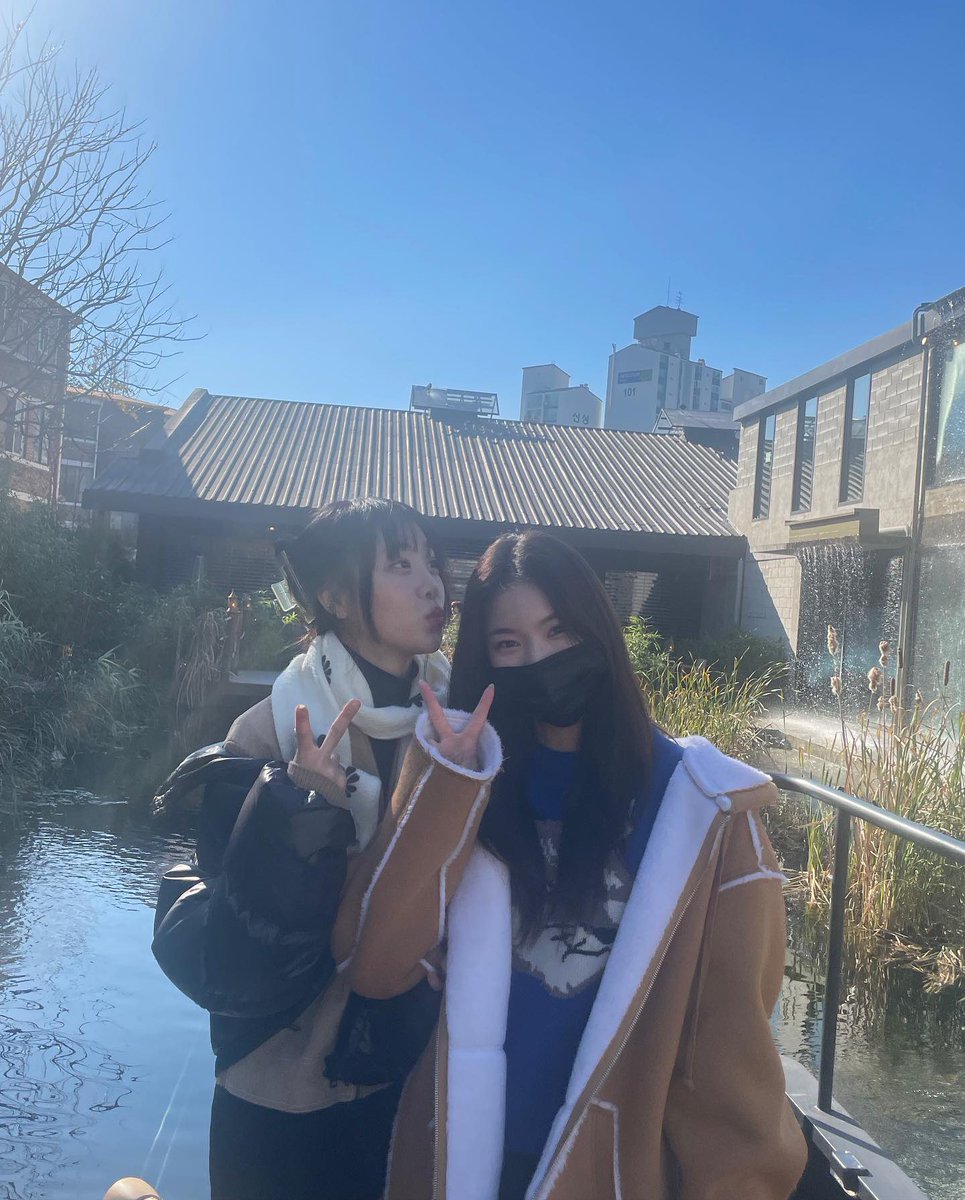 stayscisa's tweet photo. a date with Yves and Chaeyeon unnie went a total blast, as you can see. it’s a healing time i’d like to redo in any given chance! 🐱♥︎ https://t.co/9fRt2qmH4R