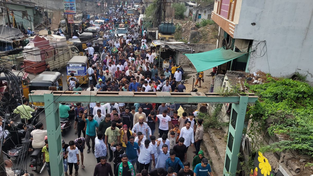 HabeebA60916058's tweet photo. Today Grand Road show, #Yakutpura Assembly Constituency, #AIMIM Yakutpura MLA Candidate Janab @Jaffarhusainmla Sahab &amp;  #AIMIM Yakutpura Incharge Janab @YasarArafat_ Sahab and Corporator's.

#AIMIM @asadowaisi
#Vote4Kite #Vote4Right #Vote4MIM 
#TelanganaAssemblyElections2023 https://t.co/blctJ1ddvx