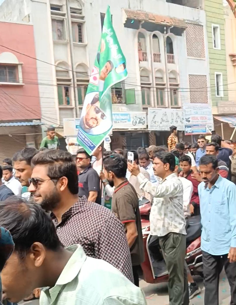HabeebA60916058's tweet photo. Today Grand Road show, #Yakutpura Assembly Constituency, #AIMIM Yakutpura MLA Candidate Janab @Jaffarhusainmla Sahab &amp;  #AIMIM Yakutpura Incharge Janab @YasarArafat_ Sahab and Corporator's.

#AIMIM @asadowaisi
#Vote4Kite #Vote4Right #Vote4MIM 
#TelanganaAssemblyElections2023 https://t.co/blctJ1ddvx