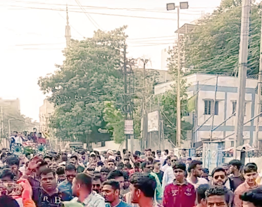 HabeebA60916058's tweet photo. Today Grand Road show, #Yakutpura Assembly Constituency, #AIMIM Yakutpura MLA Candidate Janab @Jaffarhusainmla Sahab &amp;  #AIMIM Yakutpura Incharge Janab @YasarArafat_ Sahab and Corporator's.

#AIMIM @asadowaisi
#Vote4Kite #Vote4Right #Vote4MIM 
#TelanganaAssemblyElections2023 https://t.co/blctJ1ddvx
