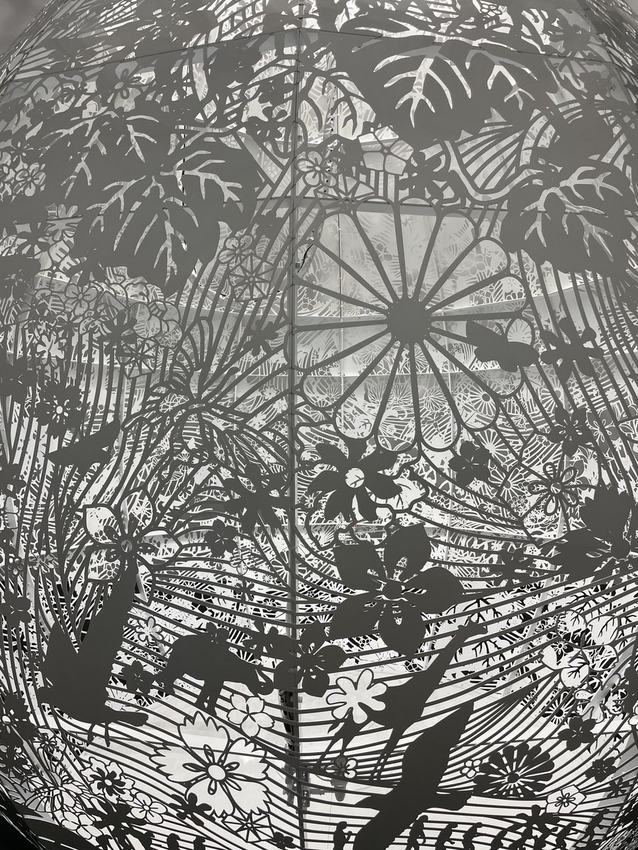 이번 도쿄 출장길엔 짬 내서 미술관을 돌아봤는데 가장 인상적인 건 그 유명한 모네전이 아니라 이것이었음. 

Shinji Ohmaki의 전시. 트친님이 올리신 사진 보고 가봤는데…조형물 안에서 조명이 이동하며 그림자를 드리우면서 공간 전체가 마치 무중력 세계인듯 변화해서 아름답고도 무시무시했다.