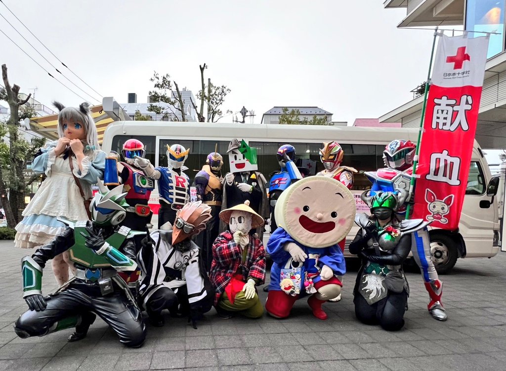 casokahn's tweet photo. いつもネギだとかゴミ箱だとか揶揄されてる笹郎の地元である渋谷区笹塚で、チームネリマックス(略してチネリ)のメンバー全員参加、更にゲストキャラクターを含む総勢13名で献血啓蒙活動をしてきたわ♪
午前中は小雨の降る中だったけど、皆で頑張ってたくさんの方に呼びかけてた��よ！(⌒ω⌒) https://t.co/3aFfMIQtJt